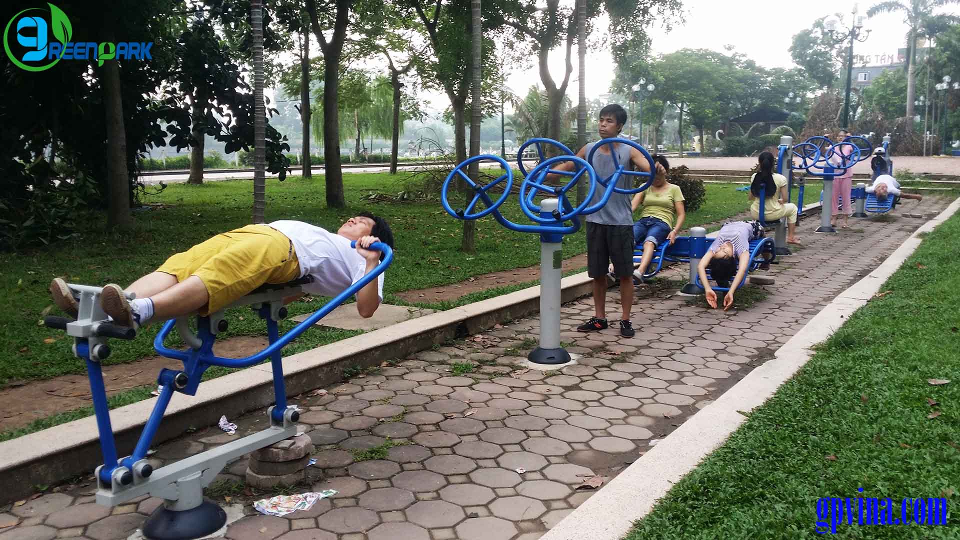 Tập thể dục ngoài trời tại Hồ Văn Quán - Hà Đông, Hà Nội